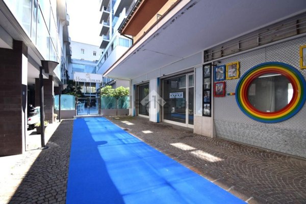 locale commerciale in affitto a Riccione in zona Alba