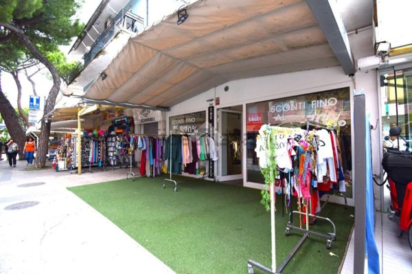 locale commerciale in affitto a Riccione in zona Alba