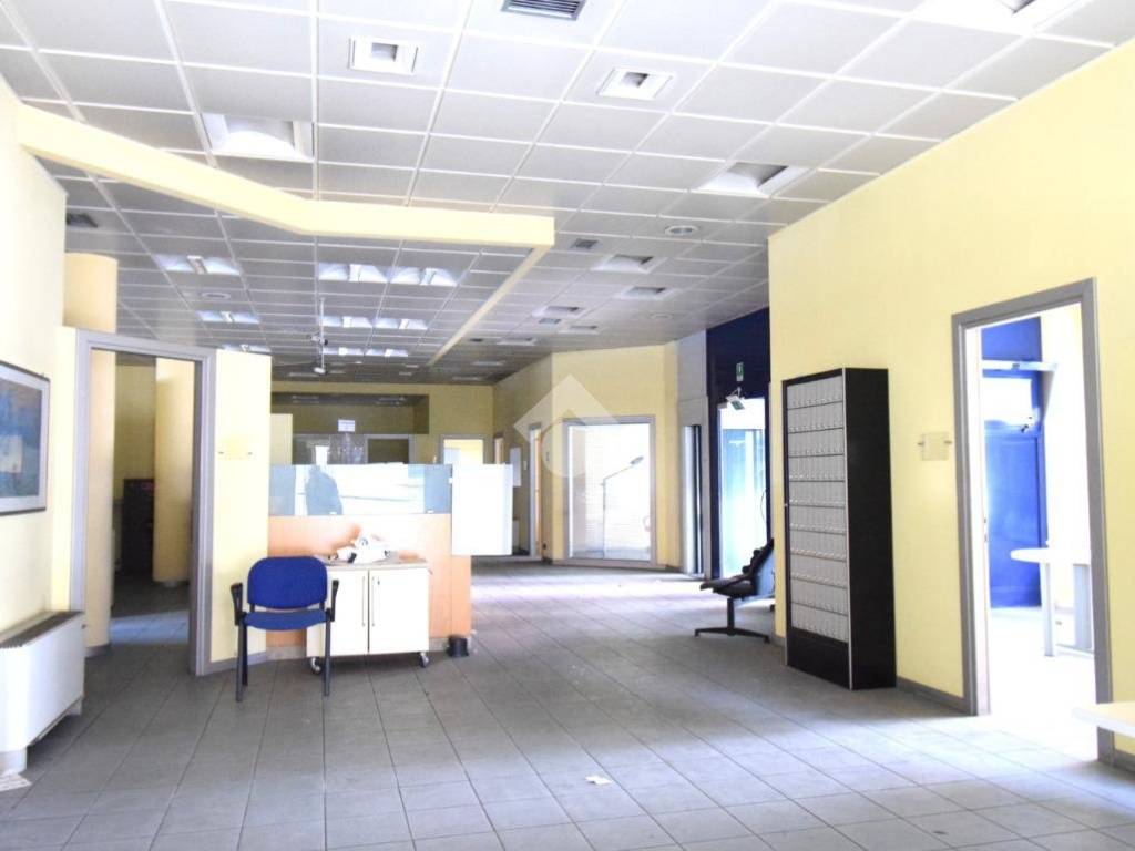 negozio in affitto a Riccione in zona Alba