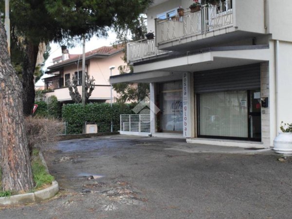 negozio in affitto a Riccione
