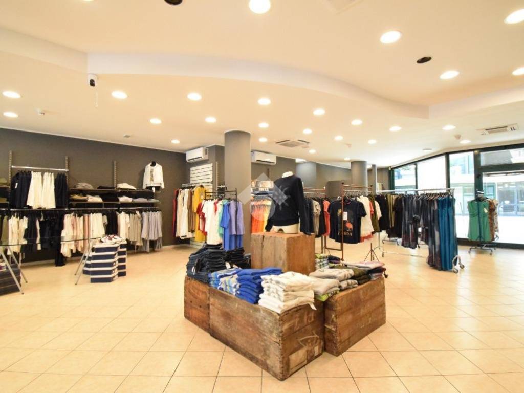 negozio in affitto a Riccione in zona Alba