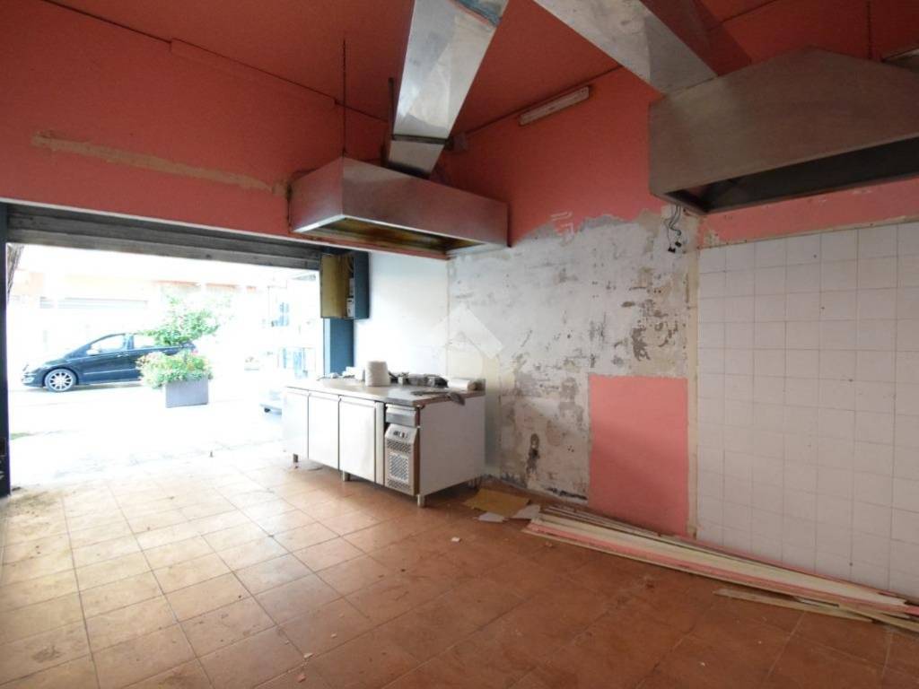 negozio in affitto a Riccione in zona Alba