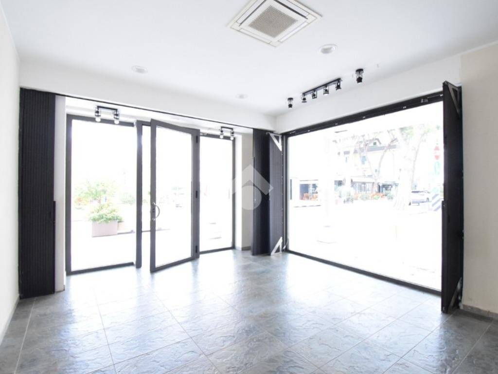 negozio in affitto a Riccione in zona Alba