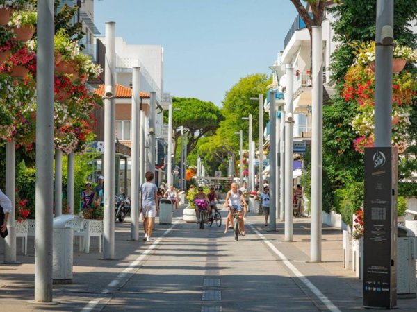 negozio in affitto a Riccione in zona Alba