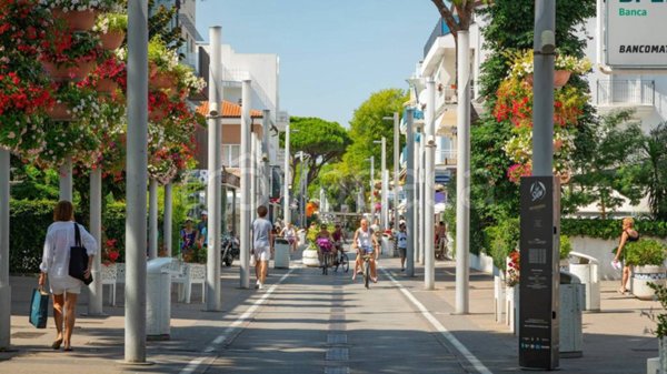 negozio in affitto a Riccione in zona Alba