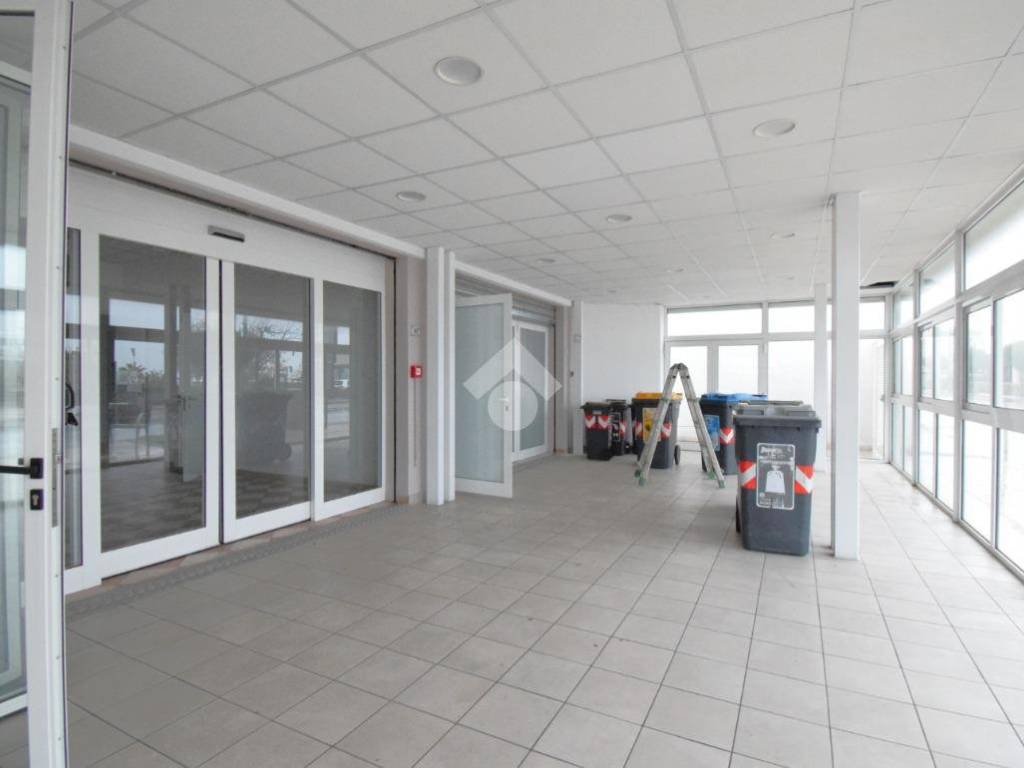 negozio in affitto a Riccione in zona Alba