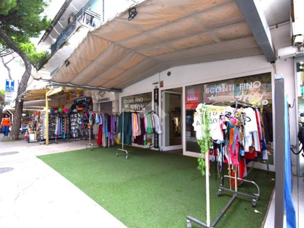 negozio in affitto a Riccione in zona Alba