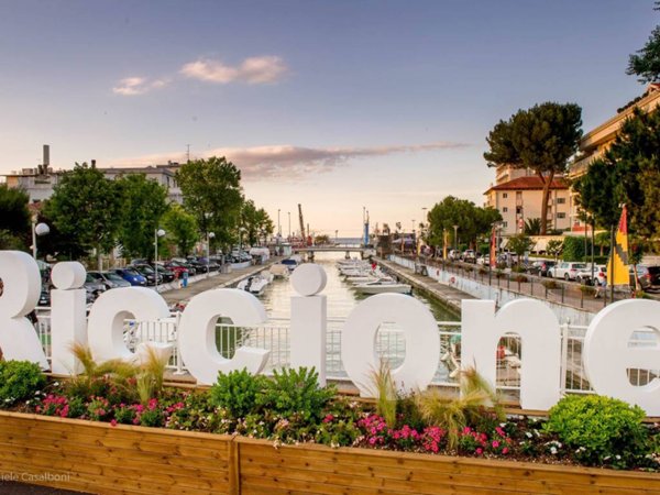 negozio in affitto a Riccione in zona Alba