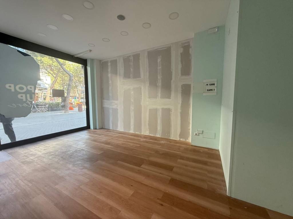 negozio in affitto a Riccione in zona Centro Storico