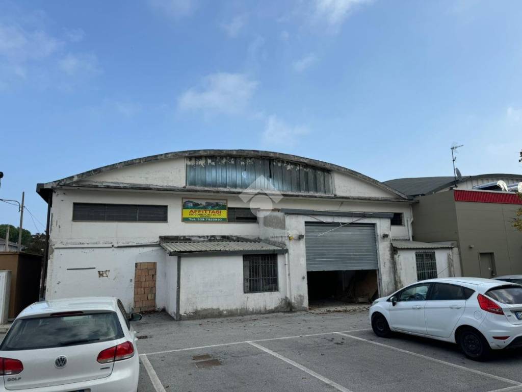 locale commerciale in affitto a Riccione