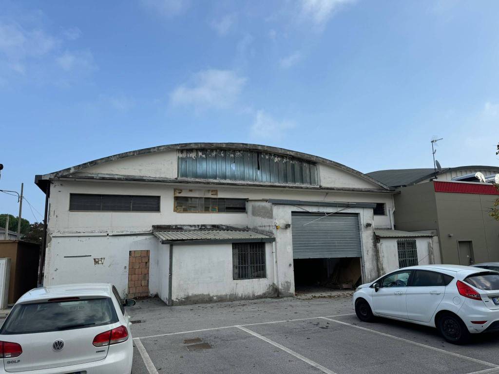 locale commerciale in affitto a Riccione