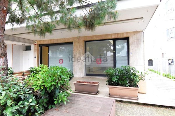 locale commerciale in affitto a Riccione