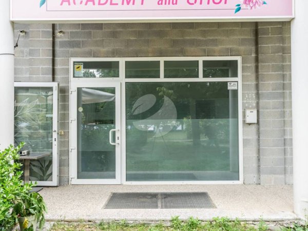 negozio in affitto a Riccione in zona Alba