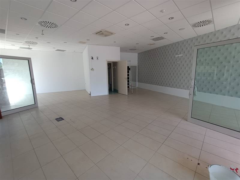 negozio in affitto a Riccione in zona Alba