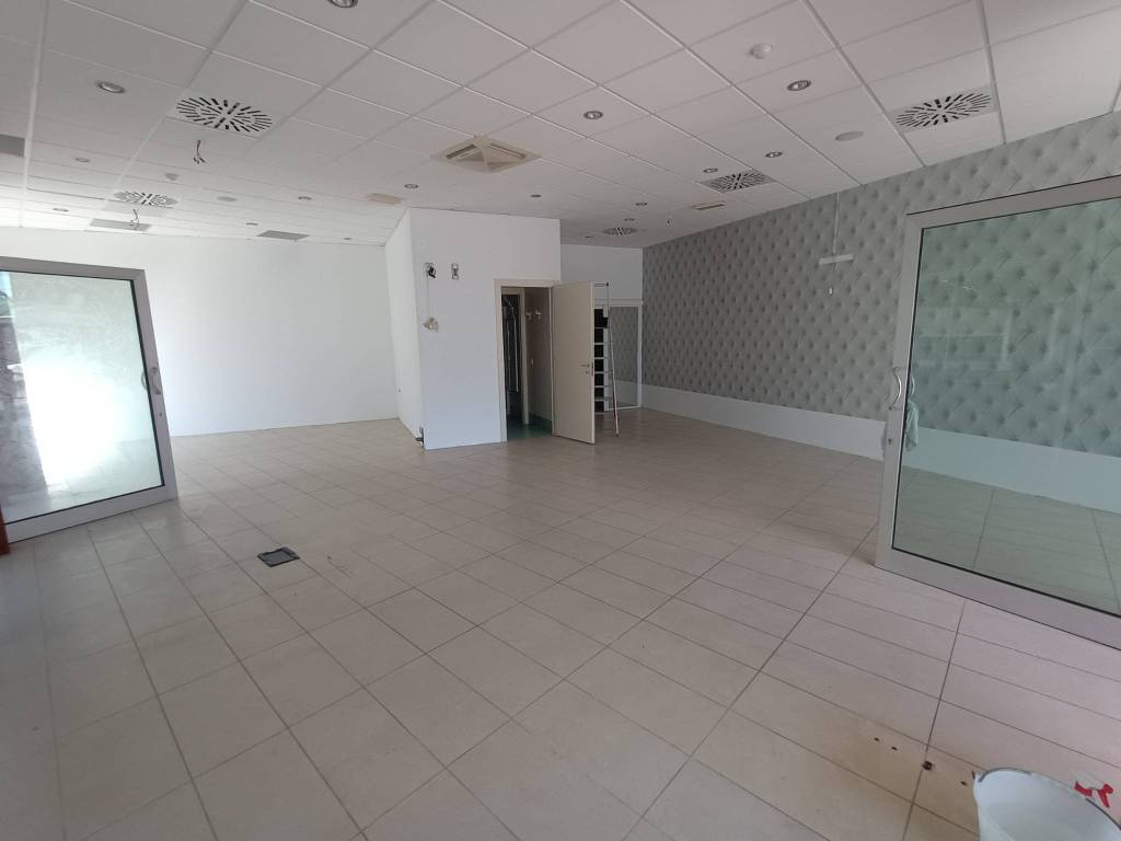 negozio in affitto a Riccione in zona Marano