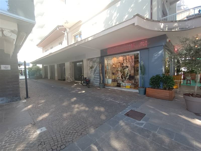 negozio in affitto a Riccione in zona Fogliano