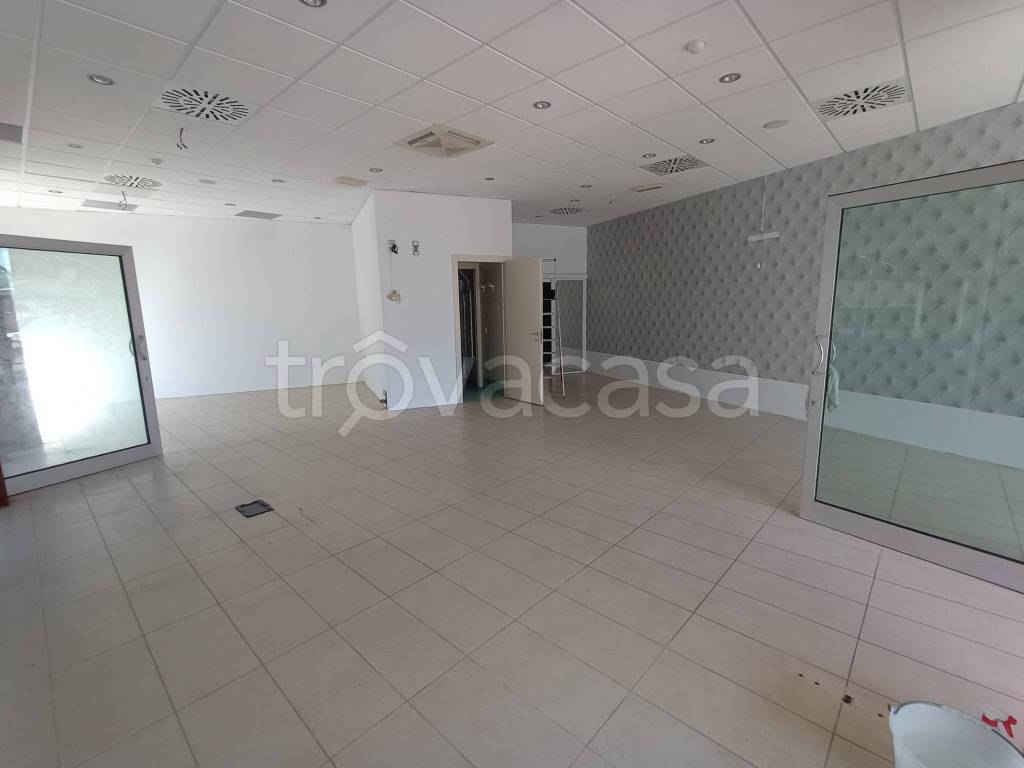 negozio in affitto a Riccione in zona Alba