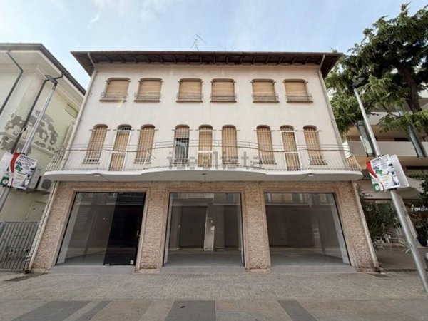 locale commerciale in affitto a Riccione