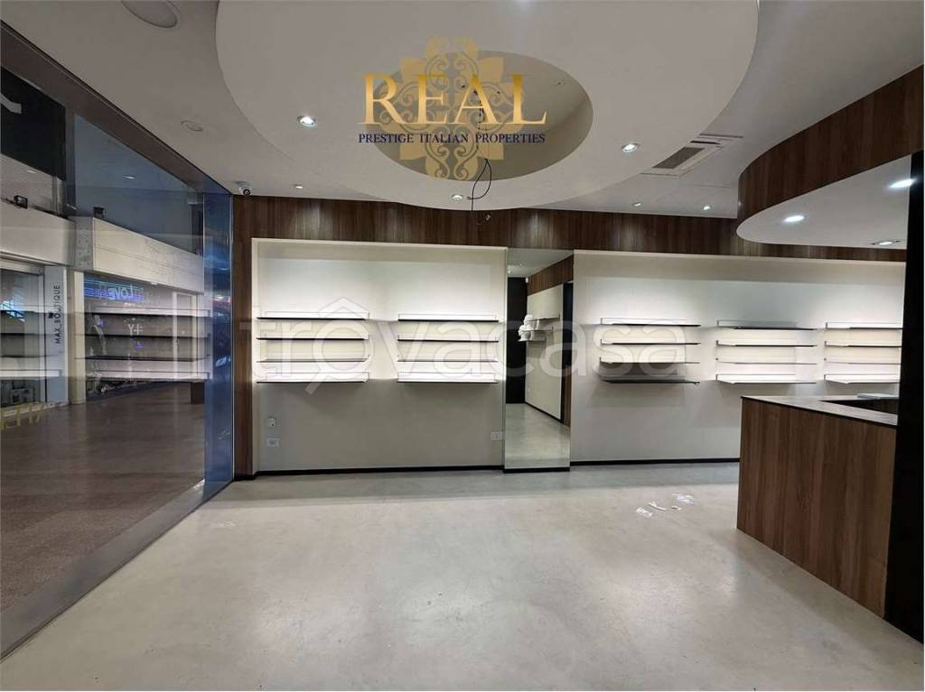 locale commerciale in affitto a Riccione