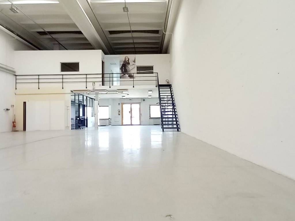 locale commerciale in affitto a Rimini