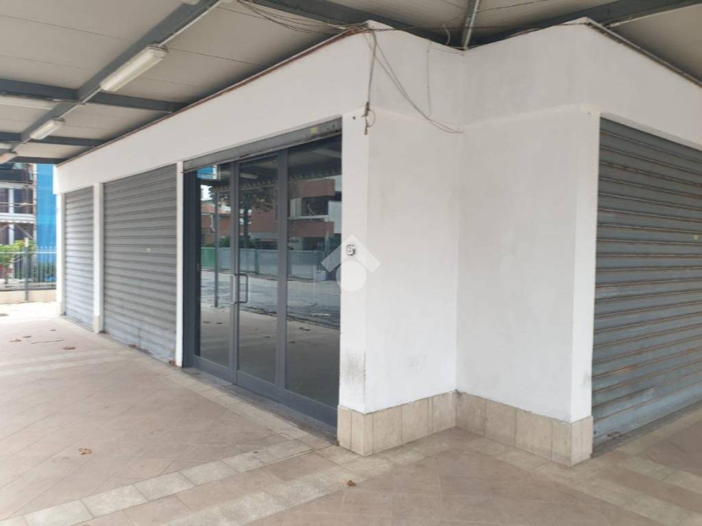 negozio in affitto a Rimini in zona Miramare di Rimini