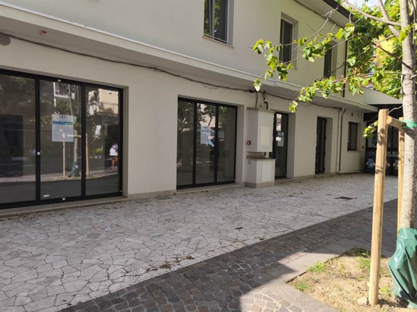 negozio in affitto a Rimini in zona Miramare di Rimini