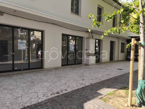 negozio in affitto a Rimini in zona Miramare di Rimini