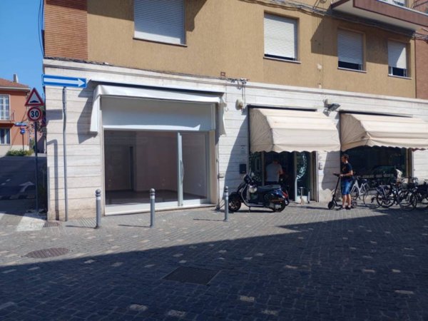negozio in affitto a Rimini