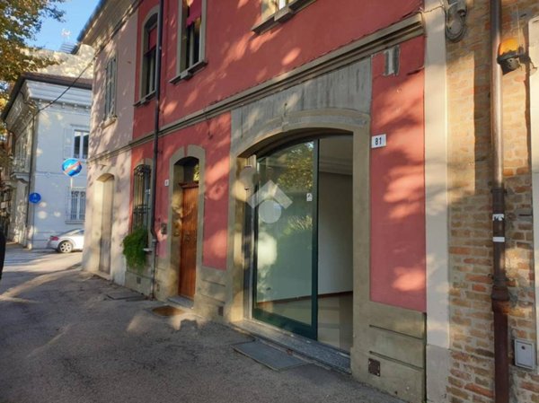 negozio in affitto a Rimini