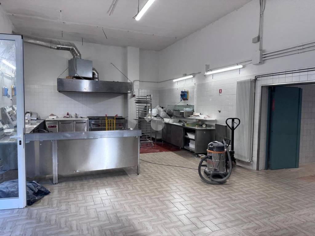 negozio in affitto a Rimini in zona Miramare di Rimini