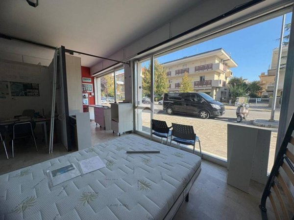 negozio in affitto a Rimini in zona Miramare di Rimini