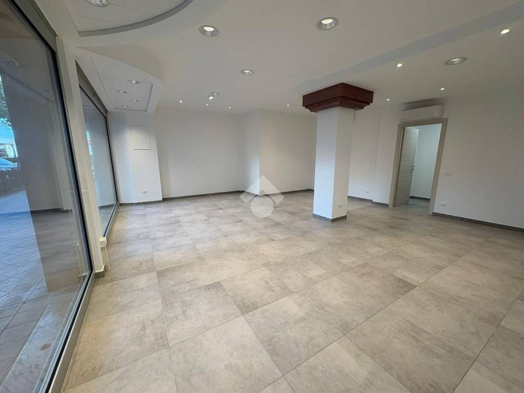 negozio in affitto a Rimini in zona Marina Centro