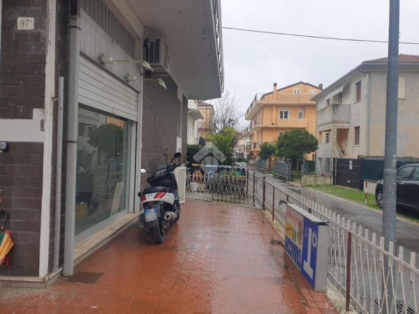 negozio in affitto a Rimini in zona Miramare di Rimini