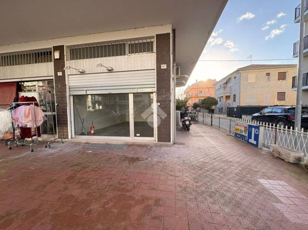 negozio in affitto a Rimini in zona Miramare di Rimini