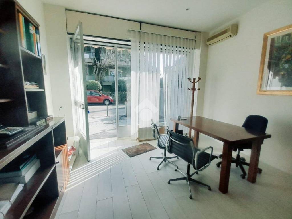 negozio in affitto a Rimini in zona Marina Centro