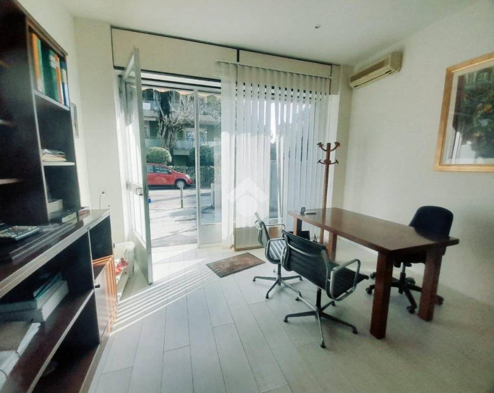 negozio in affitto a Rimini in zona Marina Centro