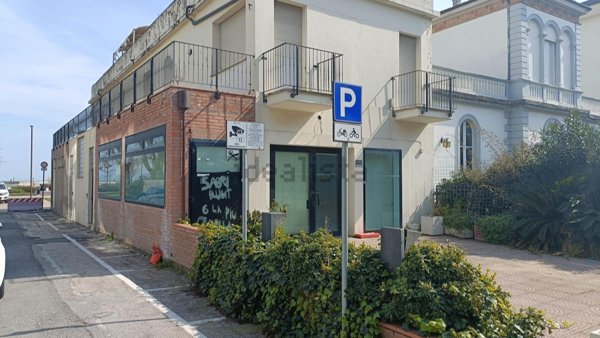 locale commerciale in affitto a Rimini in zona Marina Centro