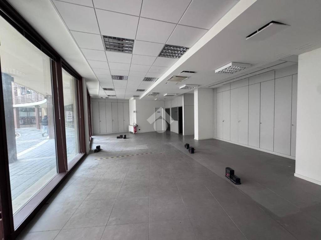 locale commerciale in affitto a Rimini in zona Marina Centro