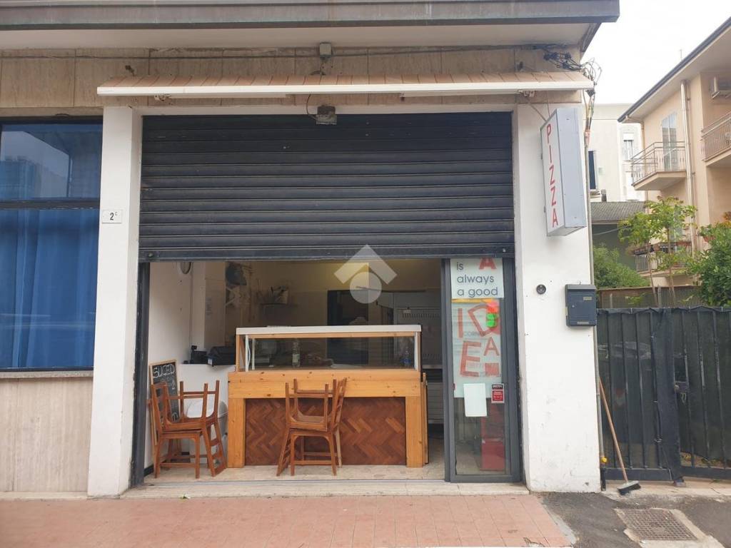 negozio in affitto a Rimini in zona Lagomaggio