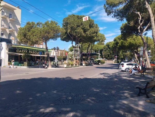 negozio in affitto a Rimini in zona Marina Centro