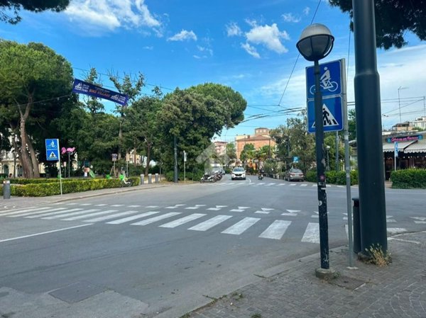 negozio in affitto a Rimini in zona Marina Centro