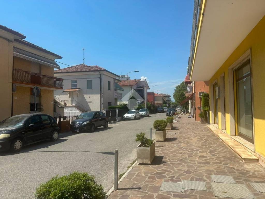 negozio in affitto a Rimini in zona Rivazzurra