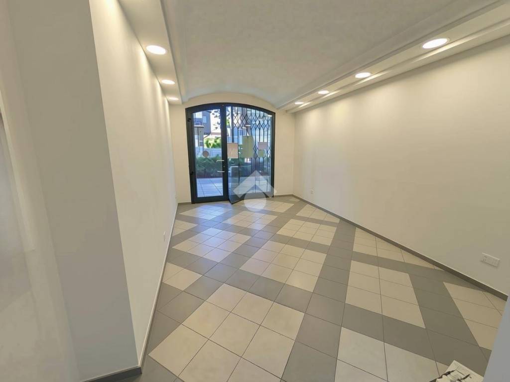 locale commerciale in affitto a Rimini