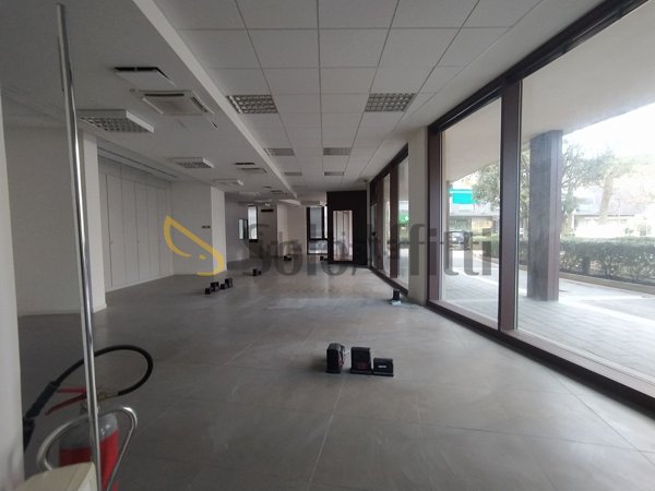 locale commerciale in affitto a Rimini in zona Marina Centro