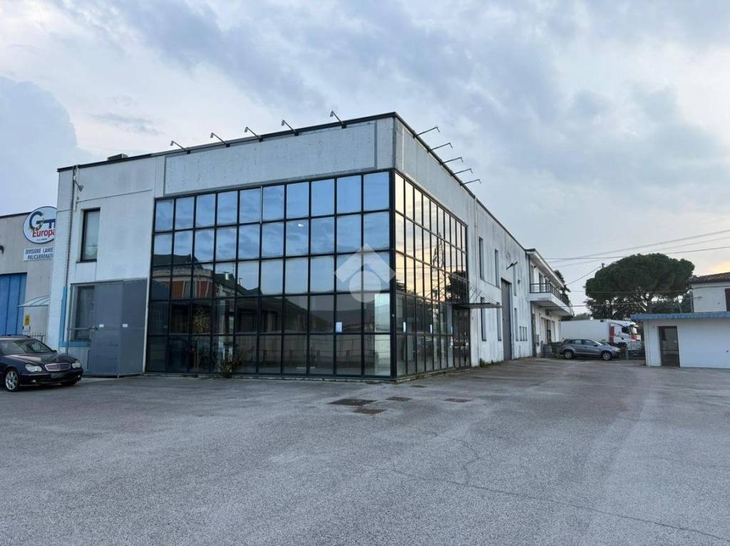 locale commerciale in affitto a Santarcangelo di Romagna