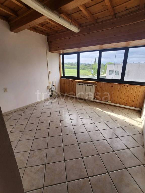 locale commerciale in affitto a Carmignano