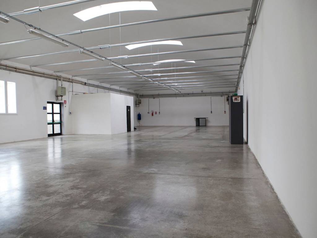 locale commerciale in affitto a Carmignano