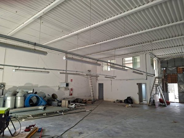 locale commerciale in affitto a Carmignano