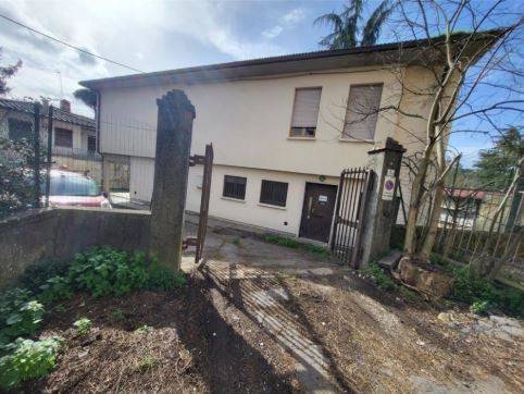 locale commerciale in affitto a Carmignano