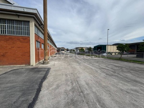 locale commerciale in affitto a Montemurlo